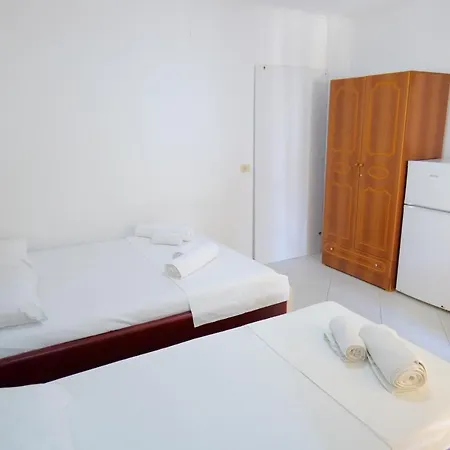 Ani 3* Εξαμίλιο